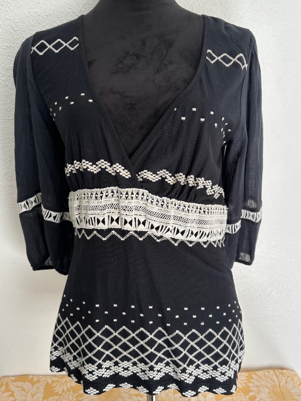 VINTAGE ANTHROPOLOGIE LOVE LANGUAGE EMBROIDERED PEASANT BLOUSE. MEDIUM